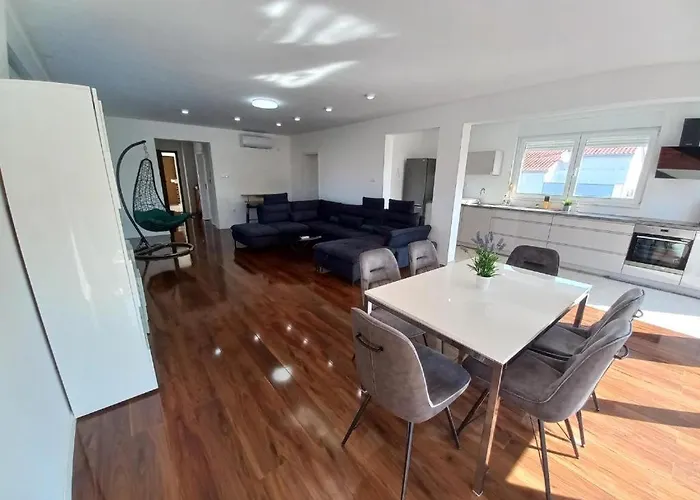 Apartment Amor Vir דירה *